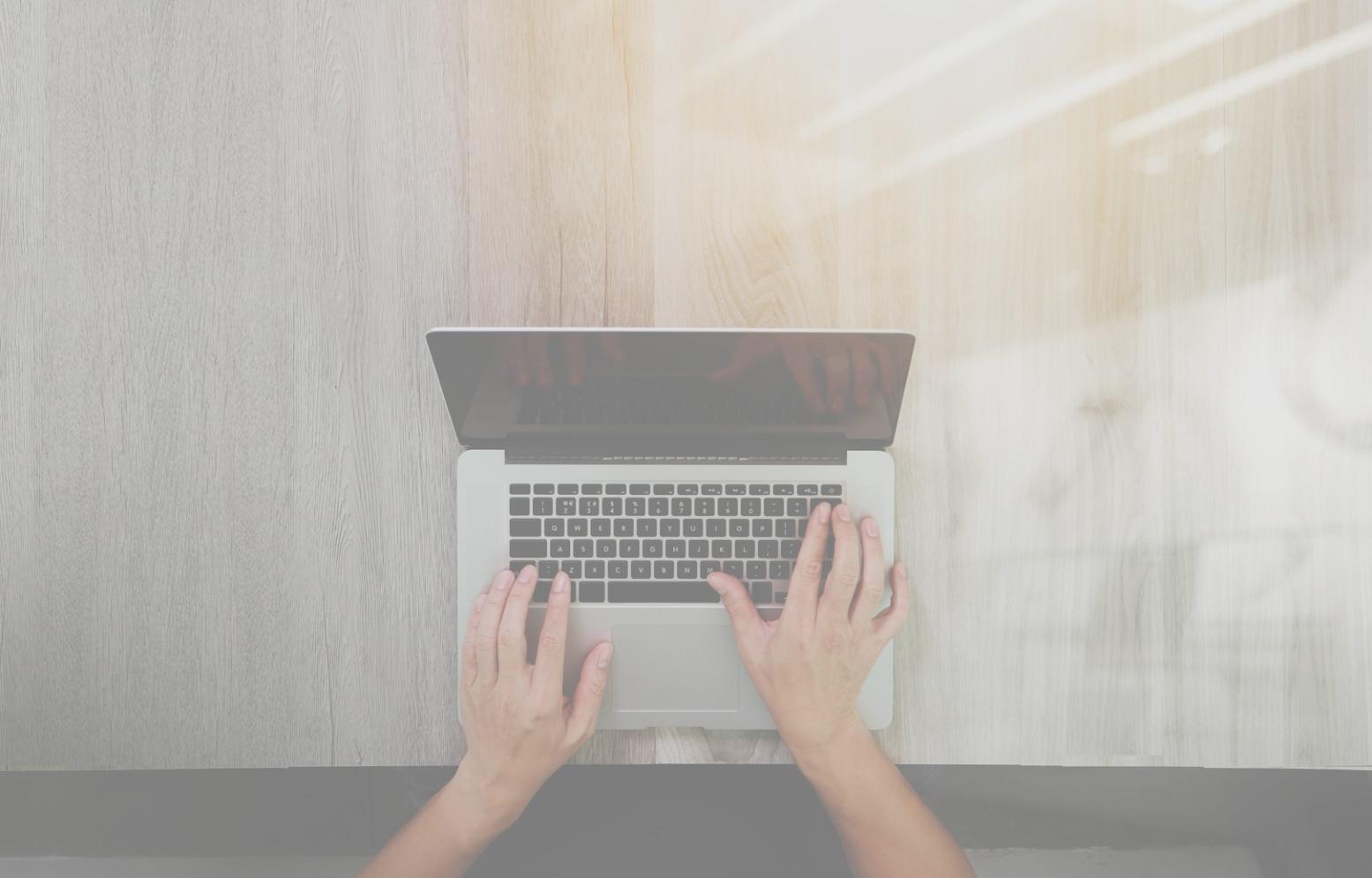 Equipo profesional trabajando en análisis financiero y gestión de gastos empresariales