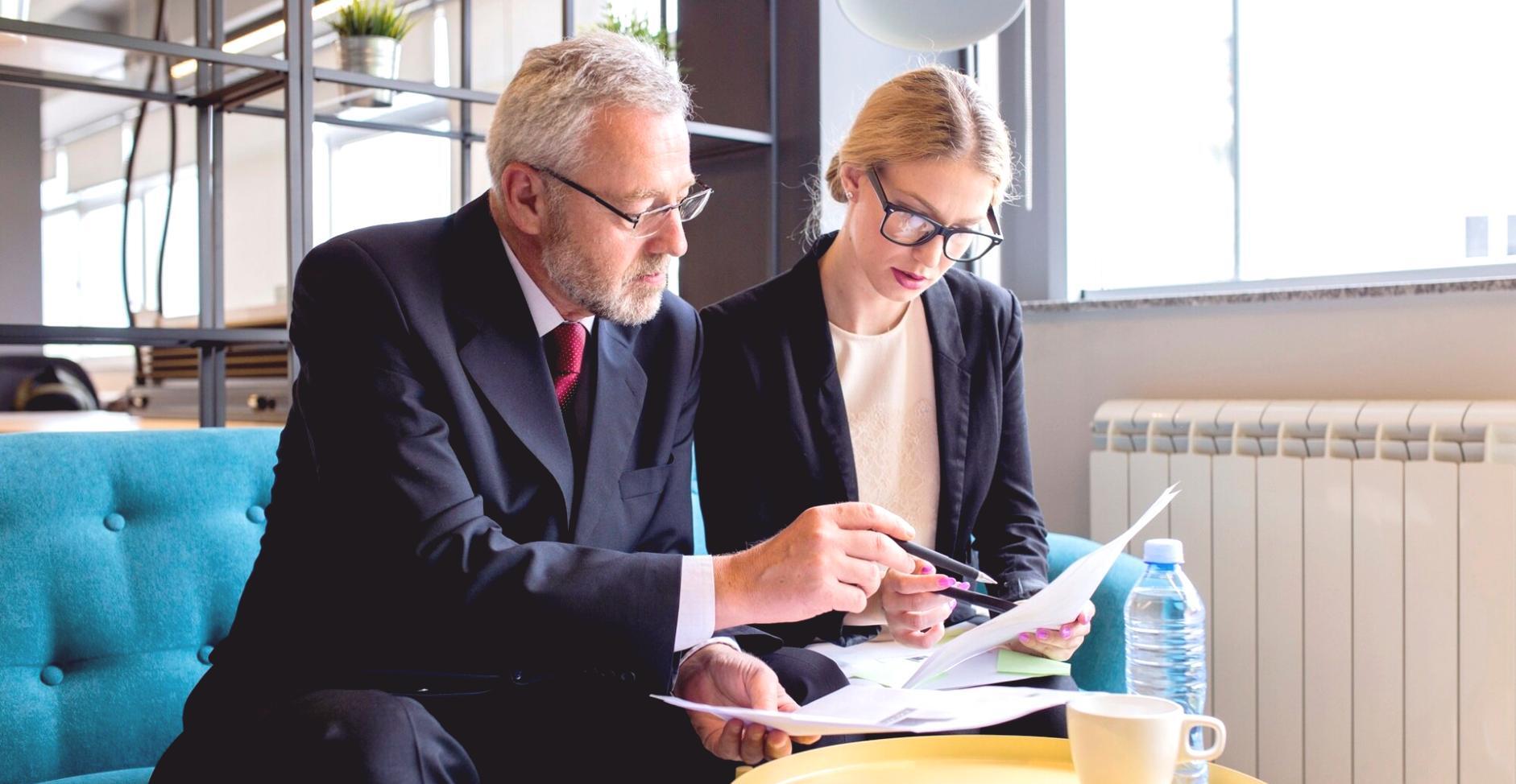 Equipo trabajando en soluciones de gestión financiera